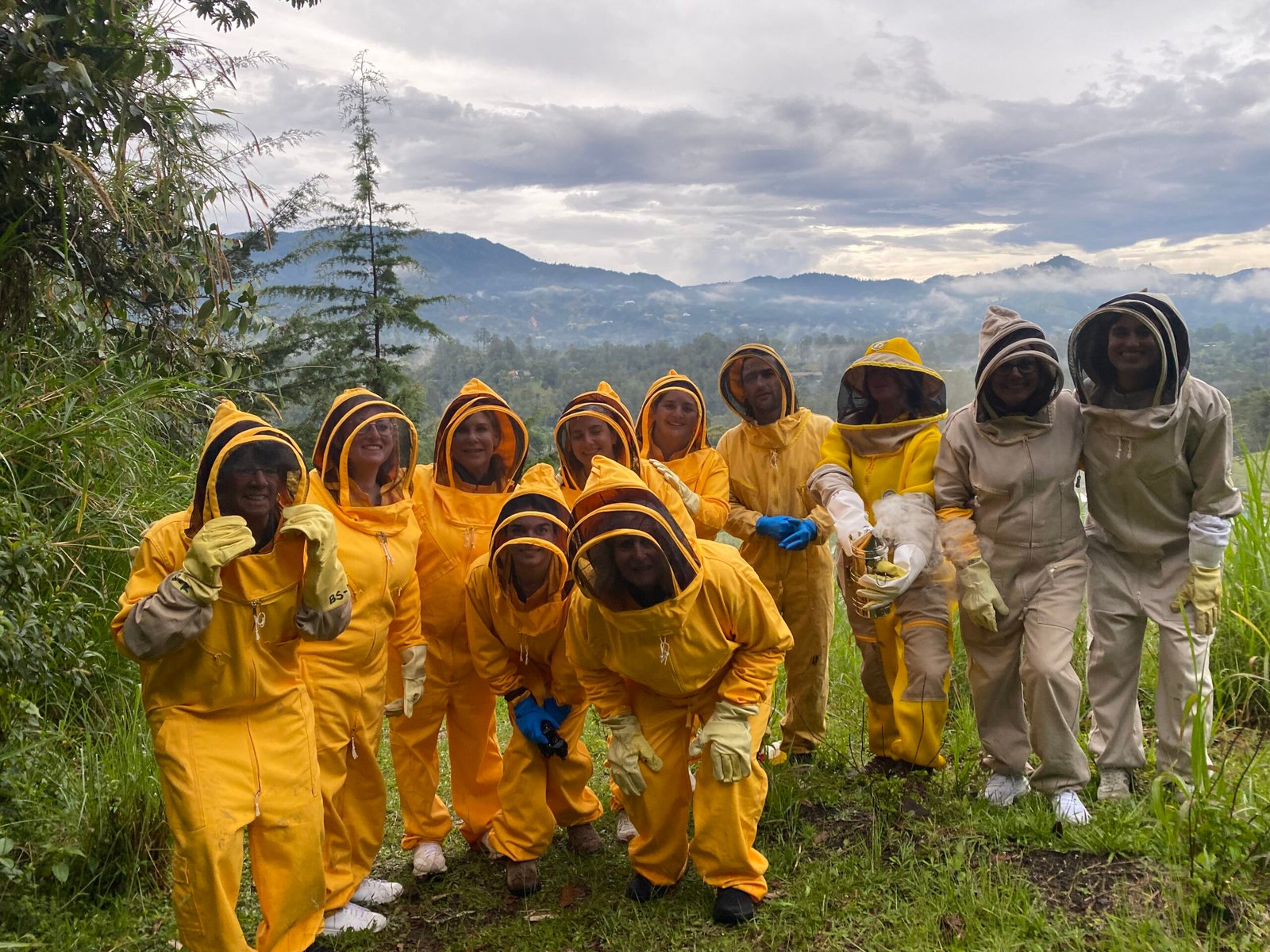 Visitantes con trajes de apicultor en Escuela de Abejas, Antioquia