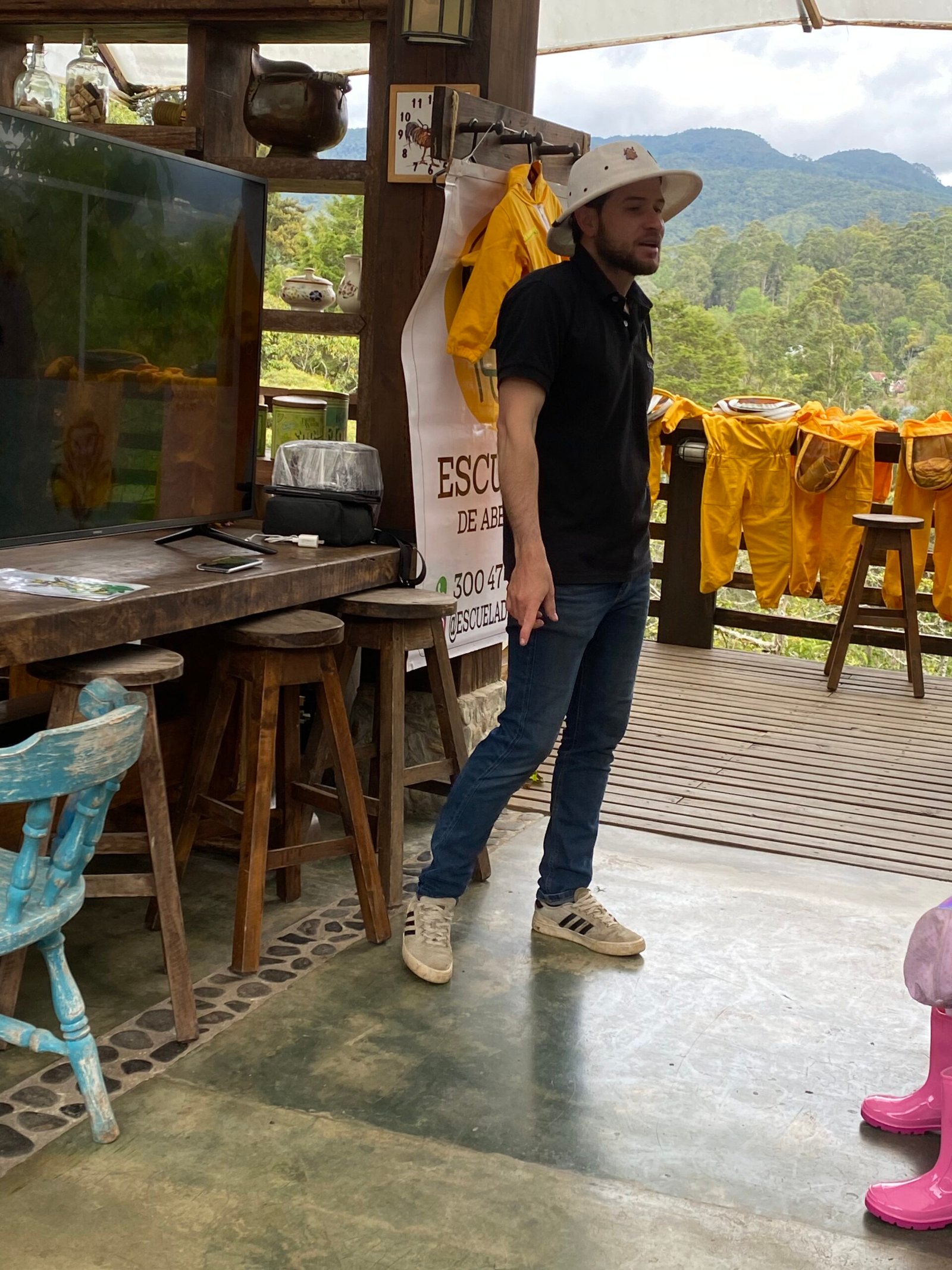 Persona con traje de apicultor revisando una colmena.